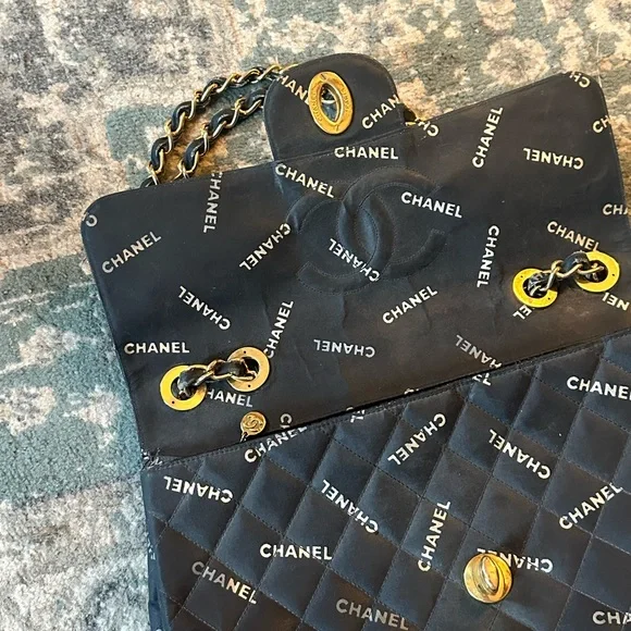 1995 Chanel Black Quilted Shoulder Bag with Gold Chain - Picture 14 of 16